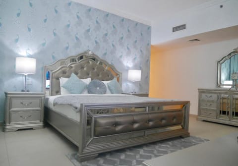 Stunning 5* 4BR-Oceanfront-Apartment Condo in Dubai