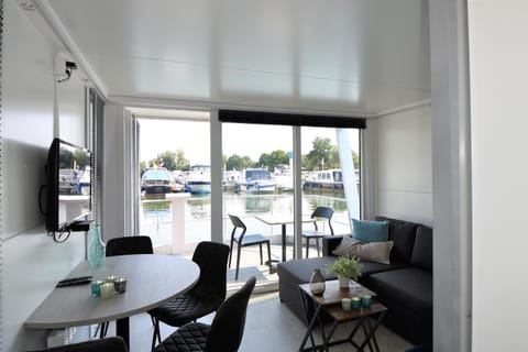 Cosy floating boatlodge Athene Nature lodge in Maastricht