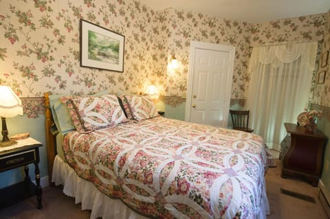 Anne's White Columns Inn Bed and Breakfast in Acadia National Park