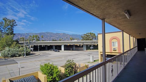 Lincoln Motel - Los Angeles, Hollywood Area Motel in Altadena