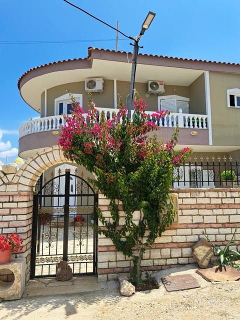 Property building, Spring, Day, Garden, View (from property/room), Balcony/Terrace, Garden view