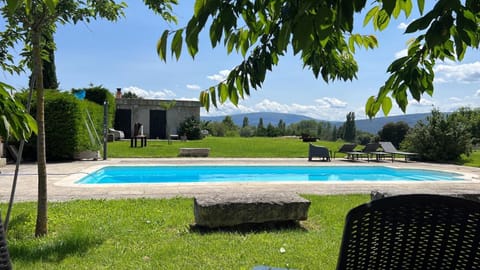 casa rural de un artista en plena naturaleza piscina y parque de esculturas en villarcayo House in Cantabria