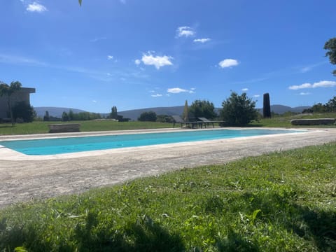 casa rural de un artista en plena naturaleza piscina y parque de esculturas en villarcayo House in Cantabria