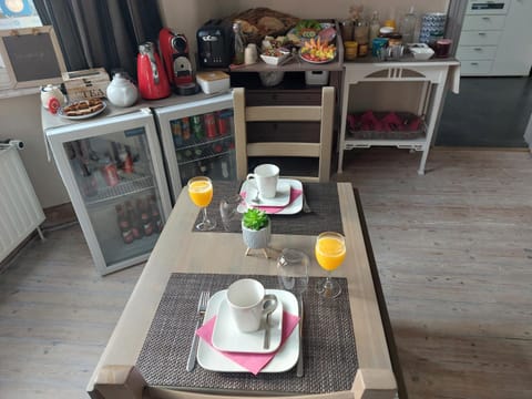 Food and drinks, Dining area, Food, Breakfast