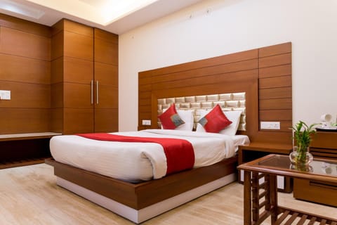 SM Palace (Near Apollo Hospital) Hotel in Noida