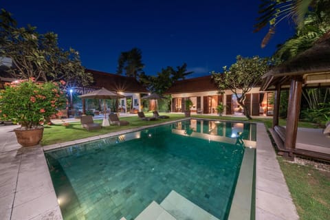 Property building, Swimming pool, Swimming pool