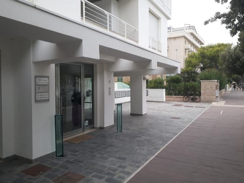 FRONTE MARE-CENTRALE-Riviera Palace-Giulianova-Apartment-nei mesi di Giugno Luglio e Agosto Prenotazioni solo da Sabato a Sabato Condo in Giulianova