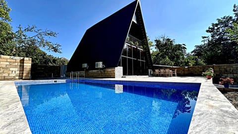 Property building, Day, Pool view, Swimming pool, sunbed