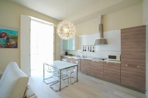 Kitchen or kitchenette, Dining area