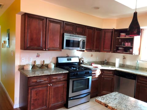 Business & Family Friendly Balcony Jacuzzi Free Park Condo in Secaucus