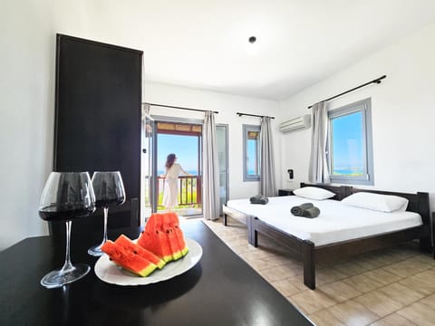 Bed, Food and drinks, Photo of the whole room, Bedroom, Food, Drinks, Alcoholic drinks