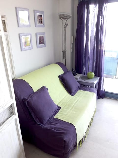 Appartement d'une chambre avec vue sur la mer terrasse amenagee et wifi a Theoule sur Mer Apartment in Mandelieu-La Napoule