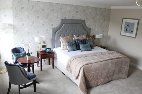 Photo of the whole room, Seating area, Bedroom