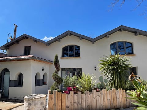 Aux Tourelles 1888 - Tres Proche Lyon #Clim #Piscine #Netflix #Parking Payant Securise Bed and Breakfast in Tassin-la-Demi-Lune