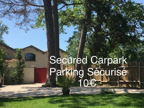 Aux Tourelles 1888 - Tres Proche Lyon #Clim #Piscine #Netflix #Parking Payant Securise Bed and Breakfast in Tassin-la-Demi-Lune