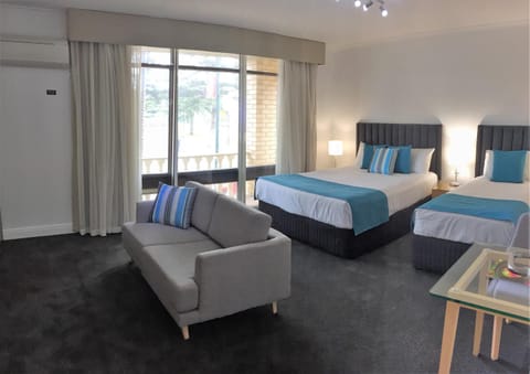 Ensenada Motor Inn and Suites Motel in Adelaide