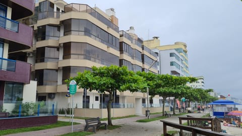 Apto pé na areia em Meia Praia Itapema, 3 dormitórios Condo in Porto Belo