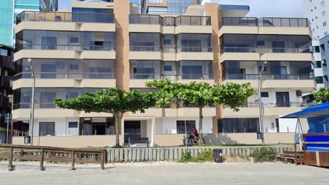 Apto pé na areia em Meia Praia Itapema, 3 dormitórios Condo in Porto Belo