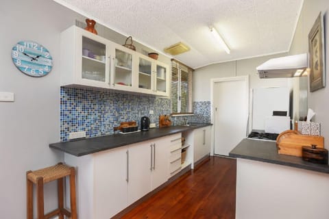 Kitchen or kitchenette, pet friendly, stove