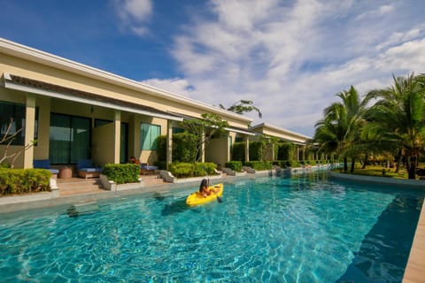 View (from property/room), Garden view, Pool view