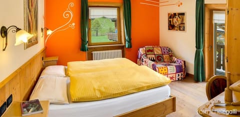 Day, Photo of the whole room