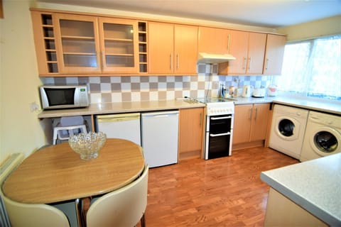 Kitchen or kitchenette, Dining area, minibar, pet friendly, toaster, washing machine, dryer