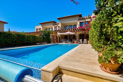 Property building, Garden, Balcony/Terrace, Swimming pool