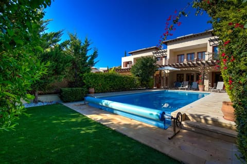 Property building, Garden, Swimming pool