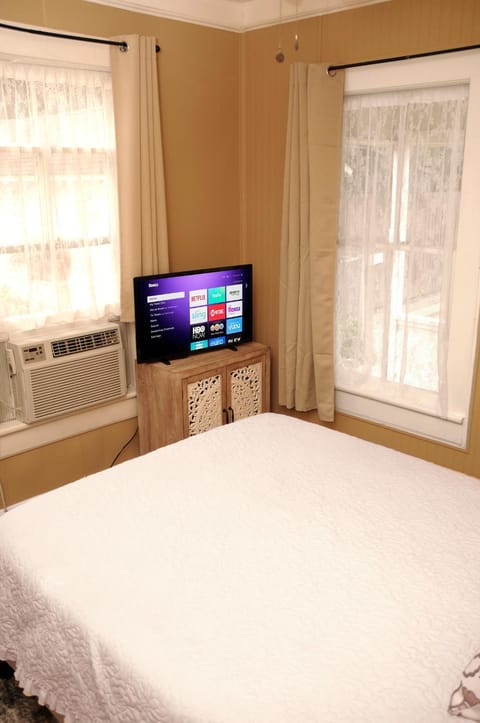 Bed, TV and multimedia, Bedroom