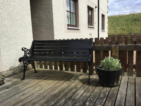 Two-Bedroom Apartment - Golf View Free Parking Apartment in Inverness