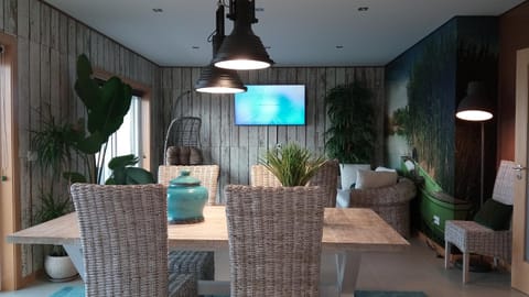 TV and multimedia, Living room, Seating area, Dining area