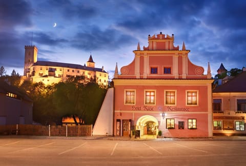 Facade/entrance, Night