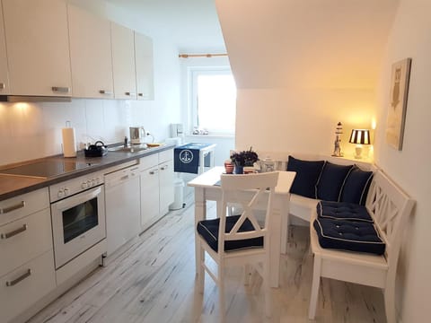 Coffee/tea facilities, Kitchen or kitchenette, Living room, Seating area, Dining area, dishwasher, oven, stove, toaster