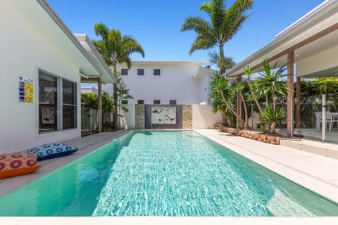 Property building, Day, Pool view, Swimming pool, sunbed