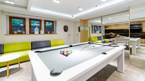 Billiard, Game Room