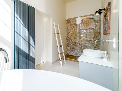 Shower, Toilet, Bathroom, Other, Decorative detail, On site, Area and facilities, Bath