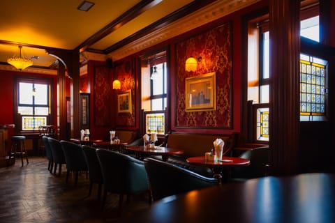 Restaurant/places to eat, Lounge or bar