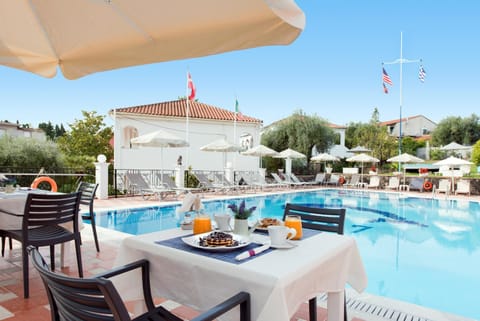 Restaurant/places to eat, Swimming pool, Breakfast