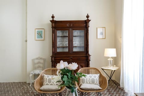 Living room, Decorative detail, Seating area