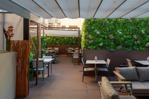 Restaurant/places to eat, Balcony/Terrace, Lounge or bar