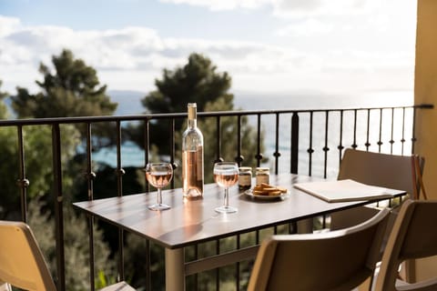 Patio, Natural landscape, View (from property/room), Balcony/Terrace, Dining area, Food, Sea view, Drinks