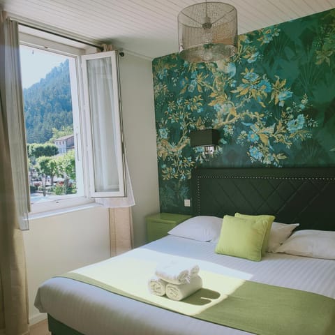 Bed, Photo of the whole room, Bedroom, Mountain view