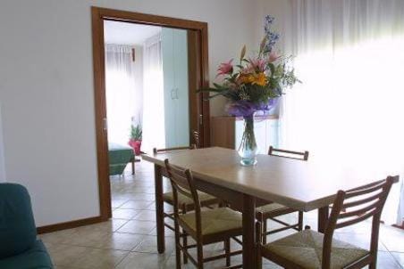 Day, Dining area