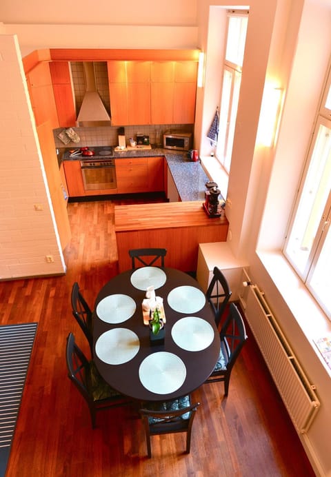 Kitchen or kitchenette, Seating area, Dining area, minibar, pet friendly, stove