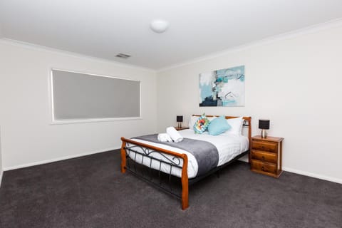 4 Bedroom Inner City Townhouse - SLEEPS 9 !! Haus in North Wagga Wagga
