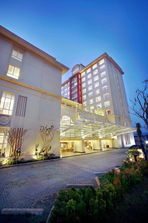 Property building, Facade/entrance, City view