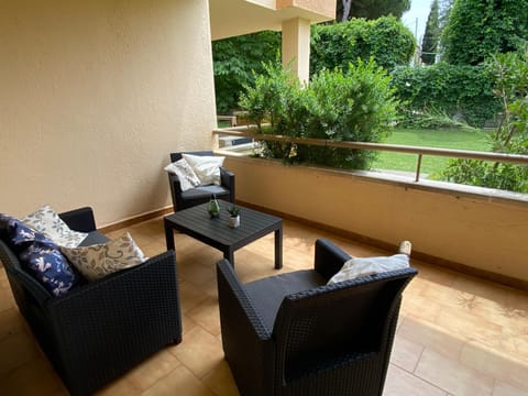 Patio, Day, Garden, View (from property/room), Balcony/Terrace, Living room, Seating area, Garden view