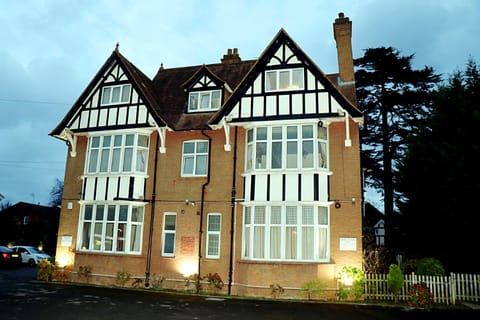 Gatwick Inn Hotel - For A Peaceful Overnight Stay Hotel in Horley