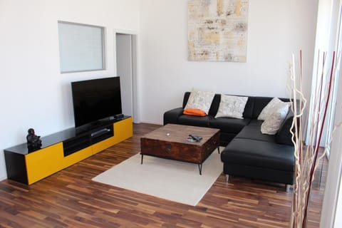 Communal lounge/ TV room, TV and multimedia, Living room, Seating area