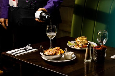 People, Food and drinks, Food, Lunch, Dinner, Drinks, Alcoholic drinks, group of guests